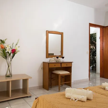 מלון דירות Philippos 3*